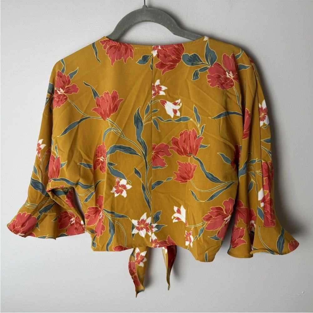 ASTR The Label Blouse Size Medium Crop Top Tie Front Floral V-Neck Button Front - Picture 4 of 6